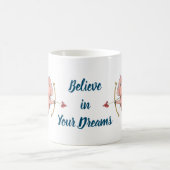 Glauben Sie an Ihre Träume Flying Pig Cupid-Vorlag Kaffeetasse (Mittel)