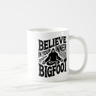 Glauben Sie an Ihren inneren Bigfoot lustiger Yoga Kaffeetasse