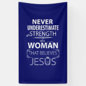 Glauben Sie an Jesus-Fahnen-Stärke einer Frau Banner (Vertikal)