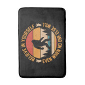 Glauben Sie an sich selbst Bigfoot Black Badematte (Vorderseite Vertikal)