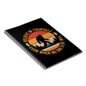 Glauben Sie an sich selbst Bigfoot Black Notizblock (Rechte Seite)