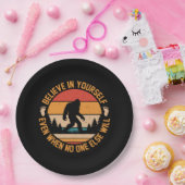 Glauben Sie an sich selbst Bigfoot Black Pappteller (Party)