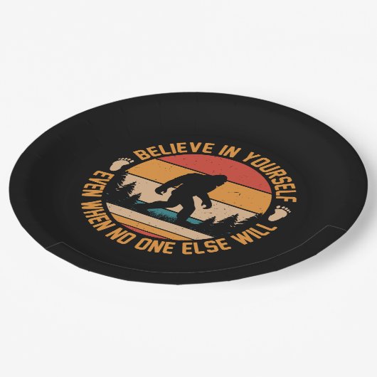 Glauben Sie an sich selbst Bigfoot Black Pappteller (Schrägansicht)