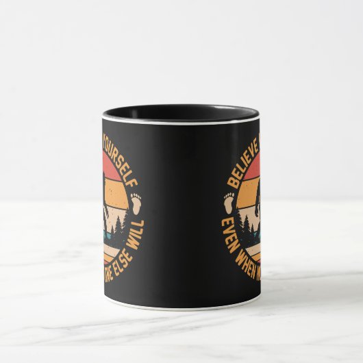 Glauben Sie an sich selbst Bigfoot Black Tasse (Zentrum)