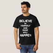 Glauben Sie an sich selbst und Magie wird passiere T-Shirt (Vorne ganz)