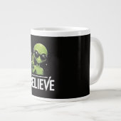 Glauben Sie an uns Jumbo-Tasse (Vorderseite Rechts)