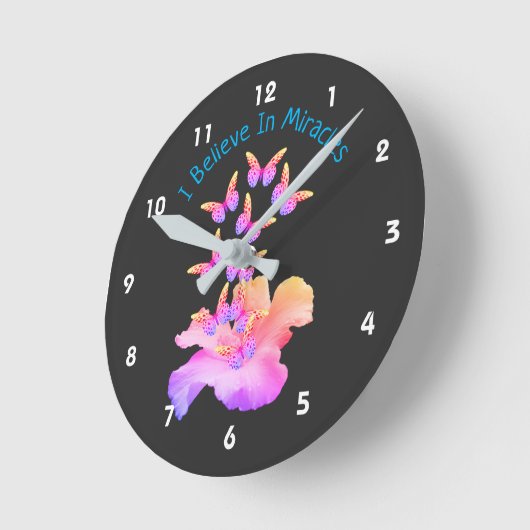 Glauben Sie an Wunder Hibiskus Blume Schmetterling Runde Wanduhr (Winkel)