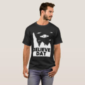 Glauben Sie Dat Funny Alien Ufo T-Shirt (Vorne ganz)