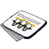 Glauben Sie den brennenden Starren der Pinguine Laptopschutzhülle (Vorne Knopf)