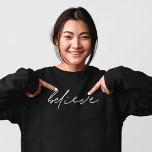 Glauben Sie handgeschriebenes Skript Motivierend Sweatshirt<br><div class="desc">Glauben Sie handgeschriebenes Skript Motivierend Wenn ein Single sagt es alles. Dieses minimalistische Design mit inspirierend Wort,  Glauben,  in einem informellen Stil Handschrift. Der Text kann auf Wunsch in eine andere Farbe geändert werden.</div>