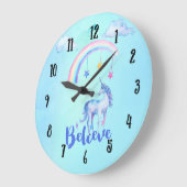 Glauben Sie mit einem Einhorn unter einem Regenbog Große Wanduhr (Winkel)