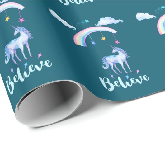 Glauben Sie mit einem Wasserfarbeneinhorn unter ei Geschenkpapier (Rolleneckpunkt)