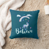Glauben Sie mit einem Wasserfarbeneinhorn unter ei Kissen (Decke)