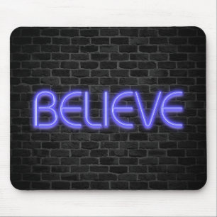 Glauben Sie Text an Neonleuchten an Backstein Mousepad