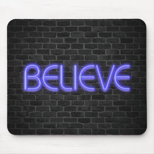 Glauben Sie Text an Neonleuchten an Backstein Mousepad (Vorne)