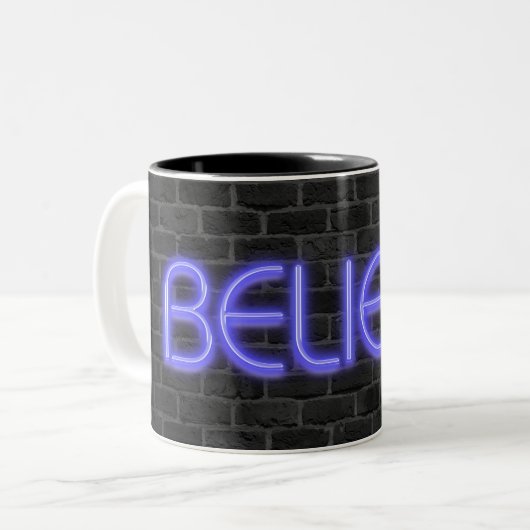 Glauben Sie Text an Neonleuchten an Backstein Zweifarbige Tasse (Vorderseite Links)