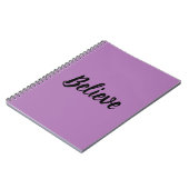 Glauben Sie Typografie im lila Hintergrund Notizblock (Linke Seite)