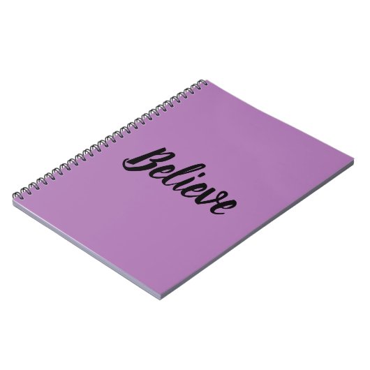 Glauben Sie Typografie im lila Hintergrund Notizblock (Linke Seite)