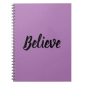 Glauben Sie Typografie im lila Hintergrund Notizblock (Vorderseite)