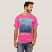 Glauben Ufo Vaporwave Synthwave 80er Retro Flying  T-Shirt (Vorne ganz)