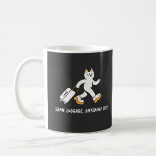 Gleiches Gepäck, andere Stadt, lustige Reisekatze Kaffeetasse