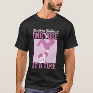 Gleichgewicht finden, eine Pose nach der anderen Y T-Shirt