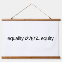 Gleichheit gegenüber dem Aktienholz-Wandteppich