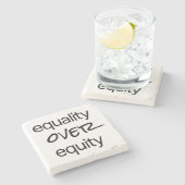 Gleichheit gegenüber dem Untersetzer "Equity Stone (Seitenansicht)