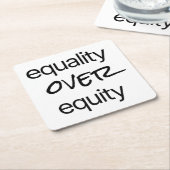 Gleichheit gegenüber dem Untersetzer von Eigenkapi (angewinkelt)