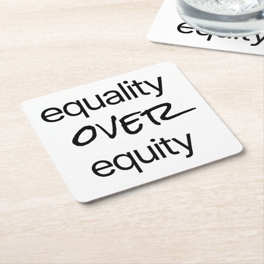 Gleichheit gegenüber dem Untersetzer von Eigenkapi (angewinkelt)