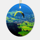 Gleitschirmfliegen in den Bergen des Sports Keramikornament (Links)