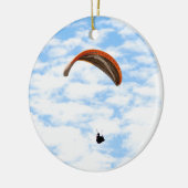 Gleitschirmfliegen in den Wolken Keramik Ornament (Links)