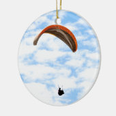 Gleitschirmfliegen in den Wolken Keramik Ornament (Links)