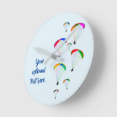 Gleitschirmgruppe mit Regenbogenwingen - Ihr Text Runde Wanduhr (Winkel)