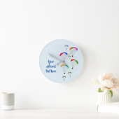 Gleitschirmgruppe mit Regenbogenwingen - Ihr Text Runde Wanduhr (Zuhause)