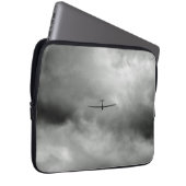 Glider fliegen in grauem Himmel Laptopschutzhülle (Vorne Rechts)