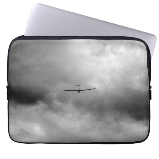 Glider fliegen in grauem Himmel Laptopschutzhülle (Vorderseite)