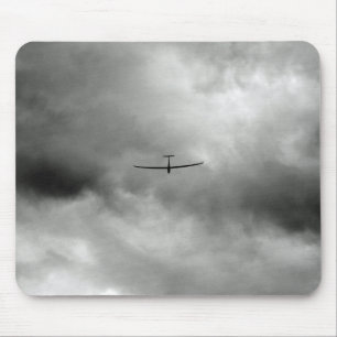 Glider fliegen in grauer Luft Mousepad