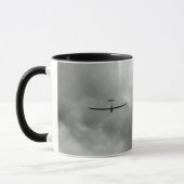 Glider fliegen in grauer Luft Tasse (Links)