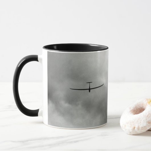 Glider fliegen in grauer Luft Tasse (Mit Donut)