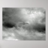 Glider flying in grey sky poster (Vorne)