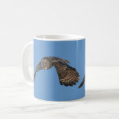 Gliding Great Gray Owl & Blue Sky Wildlife Raptor Kaffeetasse (Vorderseite Links)