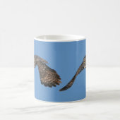 Gliding Great Gray Owl & Blue Sky Wildlife Raptor Kaffeetasse (Mittel)