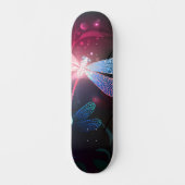 Glimmerne Rote Libelle Skateboard (Vorderseite)