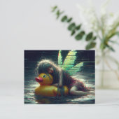 Glitch Fairy schläft auf einem Entenpool Schwimmba Postkarte (Stehend Vorderseite)
