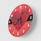 Glitter-Rotherz des Monogramms rotes Runde Wanduhr (Winkel)