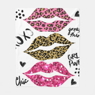 Glitter-Typografie-Druck mit Lippenmuster Fleecedecke