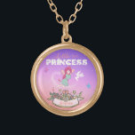 👸 Glittering Fairy Princess Individuelle Name    Vergoldete Kette<br><div class="desc">Es ist die Fantasie jedes Mädchens, eine schöne Prinzessin zu sein. Dieses Design besticht durch eine Märchenprinzessin, eine elegante Krone, um den Namen Ihres Jungen zu setzen, einen glänzenden Hintergrund aus Märchenstaub und eine glänzende Fee. Die Worte "Kleine Prinzessin" sind beide in speziellen Schriftart geschrieben. Perfekt, um Ihr Mädchen wie...</div>