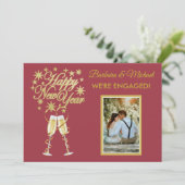 Glittering New Years Verlobung Gold Red Announce Einladung (Stehend Vorderseite)