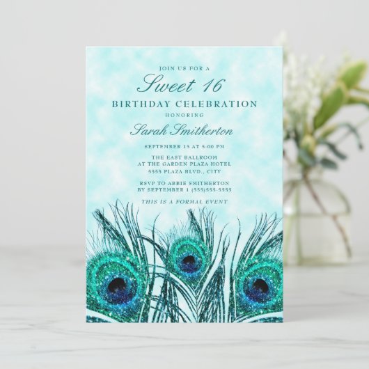 Glittery Aquamarin Blue Peacock Feathers Sweet 16 Einladung (Stehend Vorderseite)